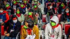 विमानतळावर बसलेले काही लोक