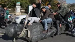 Ҳофиз ал-Ассаднинг қулатилган ҳайкали устидаги тантаналар, 2024 йил, декабрь.