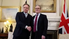 Bart De Wever y Keir Starmer se dan la mano frente a la prensa en la sede del gobierno británico en Londres