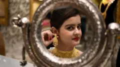 સોના-ચાંદીના ભાવમાં ભારે ઉતાર-ચઢાવ વચ્ચે સોનું ખરીદી રહેલા લોકોએ શું કહ્યું?