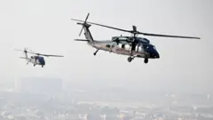 Dos helicópteros sobre una ciudad