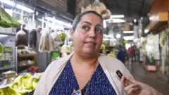 Bárbara Marrero olha para o lado durante a entrevista em um mercado de Caracas.
