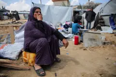 سيدة فلسطينية نازحة.