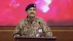 පකිස්ථානයේ වර්තමානයේ සිටින බලවත් ම පුද්ගලයා ලෙස සැලකෙන එරට යුද්ධ හමුදාවේ මාණ්ඩලික ප්‍රධානී ෆීල්ඩ් මාර්ෂල් අසීම් මුනීර් ගැන යළි කතාබහක් මතුව ඇත්තේ, ඔහු කළ 'න්‍යෂ්ටික අනතුරු ඇඟවීමක්' සමගය.