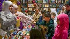 Ana bai wa yara mata kyautuka a garin Lviv na Ukraine yayin da Rasha ke ci gaba da luguden wuta a kan ƙasar 