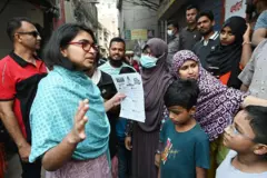 बांग्लादेश के चुनाव में प्रचार करती एक उम्मीदवार 