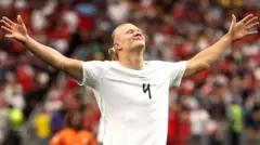 Erling Haaland comemora após marcar um gol pela seleção da Noruega