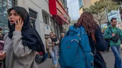 Abantu bagaragaye biruka bagana ahantu hatekanye ubwo humvikanye ibisasu mu bice bitandukanye bya Tehran mu gitondo cyo kuwa Gatandatu.