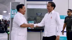 Joko Widodo bertemu dengan Prabowo Subianto di stasiun MRT Lebak Bulus di awal-awal pemenangan pilpres 2019.