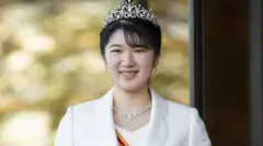 나루히토 일왕과 마사코 왕후의 딸 아이코 공주가 성년을 맞아 언론인들과 인사를 나누고 있다