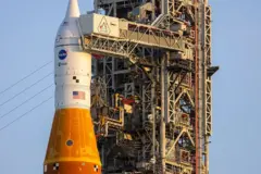 NASA'nın Artemis II Uzay Fırlatma Sistemi roketi ve Orion uzay aracı, mürettebatlı Ay görevi öncesinde, 31 Mart 2026'da Florida, Cape Canaveral'daki Kennedy Uzay Merkezi'nde bulunan 39B fırlatma rampasında bekliyor. 