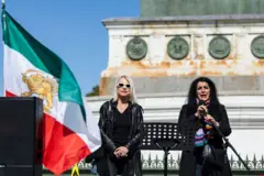 La novelista gráfica e ilustradora franco-iraní Marjane Satrapi (der.) pronuncia un discurso junto a la periodista francesa Laure Adler (izq.) durante una marcha con motivo del segundo aniversario de un movimiento de protesta desencadenado por la muerte bajo custodia de Mahsa Amini —de 22 años, detenida por presuntamente infringir el código de vestimenta para las mujeres—, en la plaza de la Bastilla, en París, el 15 de septiembre de 2024.