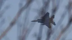 ABD'ye ait bir F-15 uçağı gökyüzünde uçarken görülüyor