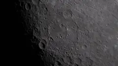 Uma imagem da superfície da Lua divulgada pela NASA mostra a região de Hertzsprung com seus característicos dois anéis concêntricos de montanhas, revelando uma antiga estrutura de impacto.