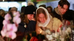 دو زن در حال گریه کردن برای قربانیان آتش سوزی