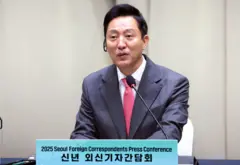 오세훈 서울시장이 4일 오전 서울 중구 시청에서 열린 신년 외신기자 간담회에서 질문에 답변하고 있다