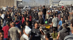 Multidão recebendo sacos com alimentos