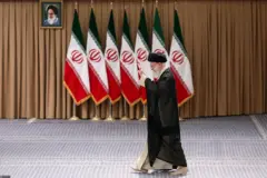 Aiatolá Ali Khamenei caminhapoker iafrente à bandeiras do Irã; ele veste túnica preta