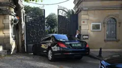 Diplomatik plakalı araçlar İran Büyükelçiliği'ne giriş yaparken