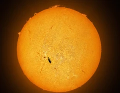 Sol e um paraquedista sobrepostos em imagem