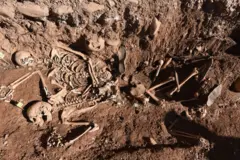Restos humanos en las fosas comunes de Belchite.