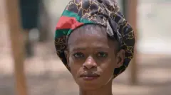 Isata, regardant droit dans l'objectif de la caméra