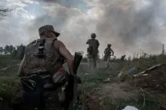 солдаты выходят из окопов