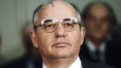 Pour le meilleur et pour le pire, la figure de Mikhaïl Gorbatchev est intimement liée à la fin de la guerre froide et à la désintégration de l'URSS.