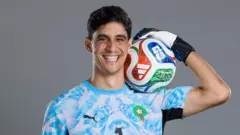 تصدى ياسين بونو لركلة ترجيح أمام هولندا، ليساهم في فوز المغرب وعبوره إلى دور الستة عشر في كأس العالم. وأعادت تلك اللحظة تسليط الضوء على مسيرة حارس اعتاد الحضور في المباريات الكبرى، من الوداد وإشبيلية إلى المنتخب المغربي.