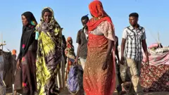 وصل نازحون سودانيون فرّوا من الفاشر بعد سقوطها في أيدي قوات الدعم السريع، إلى بلدة طويلة، غرب دارفور، التي مزقتها الحرب، في 28 أكتوبر/تشرين الأول 2025