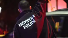 রোড আইল্যান্ডের প্রভিডেন্সে ব্রাউন ইউনিভার্সিটিতে গুলির ঘটনার পর থেকে পুলিশ ব্যাপক তৎপরতা চালিয়ে যাচ্ছে। 