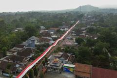 Galeri foto hari kemerdekaan Indonesia: Mulai membentang bendera 600 meter di kaki Gunung Arjuno hingga upacara di lokasi Karhutla