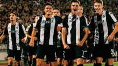 fudbaleri u crno belim dresovima 