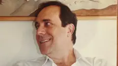 Carlos Alberto Montaner sonríe mirando hacia su derecha.