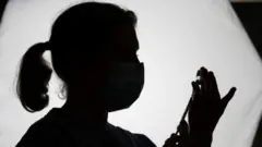 Umuganga w'umugore urimo gutegura urushinge