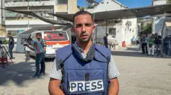 El periodista Anas al Sharif, de Al Jazeera, vistiendo un chaleco azul de prensa mientras es entrevistado en Gaza el 1 de agosto de 2024.