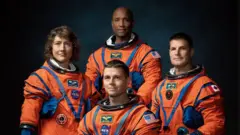 Koch, Glover (inyuma), Hansen na Wiseman (imbere) batangarijwe ku kigo Johnson Space Center