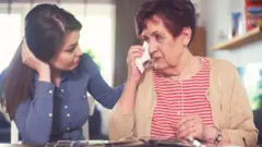 哭泣的兩位女性