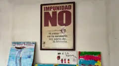 En varios carteles y letreros del interior del memorial se puede leer: "No a la impunidad. Si estoy en tu memoria, soy parte de la historia", "Avísenles, por favor, que los estamos buscando" y "No a la discriminación".