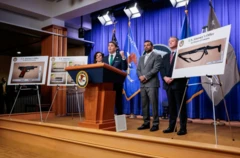 Se muestran imágenes de las armas transportadas por Cole Tomas Allen, el sospechoso del tiroteo ocurrido en Washington durante la cena anual de la Asociación de Corresponsales de la Casa Blanca, mientras la Fiscal de los Estados Unidos para el Distrito de Columbia, Jeanine Pirro, el Fiscal General Interino, Todd Blanche, el Director del Buró Federal de Investigaciones (FBI) de EE. UU., Kash Patel, y el Subdirector a cargo (ADIC) de la Oficina de Campo del FBI en Washington, Darren Cox, participan en una conferencia de prensa en el Departamento de Justicia de EE. UU. sobre el tiroteo, en Washington, D.C., EE. UU., el 27 de abril de 2026. REUTERS/Kylie Cooper