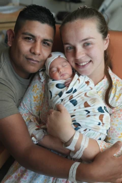 A família Pérez em Missouri, nos Estados Unidos, com uma das filhas recém-nascida