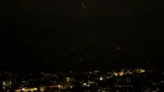 اعترضت منظومة الدفاع الجوي الهندية أجساماً في السماء، بعد إعلان وقف إطلاق النار بين الهند وباكستان، في مدينة جامو