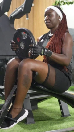 Woman wia all black sports kit dey gym