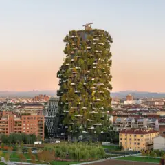 O complexo Bosco Verticale de Milão, na Itália, com suas sacadas repletas de árvores