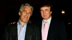 Epstein ve Trump yan yana kameraya gülümserken