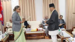 आयोगका अध्यक्ष राजेन्द्रकुमार भण्डारीलाई शपथ गराउँदै कायममुकायम प्रधानन्यायाधीश सपना प्रधान मल्ल 