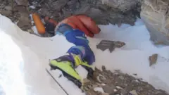 सगरमाथामा हरियो बूट लगाएका पर्वतारोहीको शव