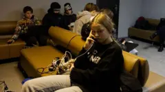 Люди пункті обігріву в Києві 