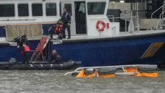 Rescatistas en el lugar del accidente.