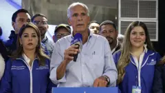 El candidato presidencial hondureño del Partido Nacional, Nasry Asfura, pronuncia un discurso mientras espera los resultados de las elecciones presidenciales en Tegucigalpa el 30 de noviembre de 2025.